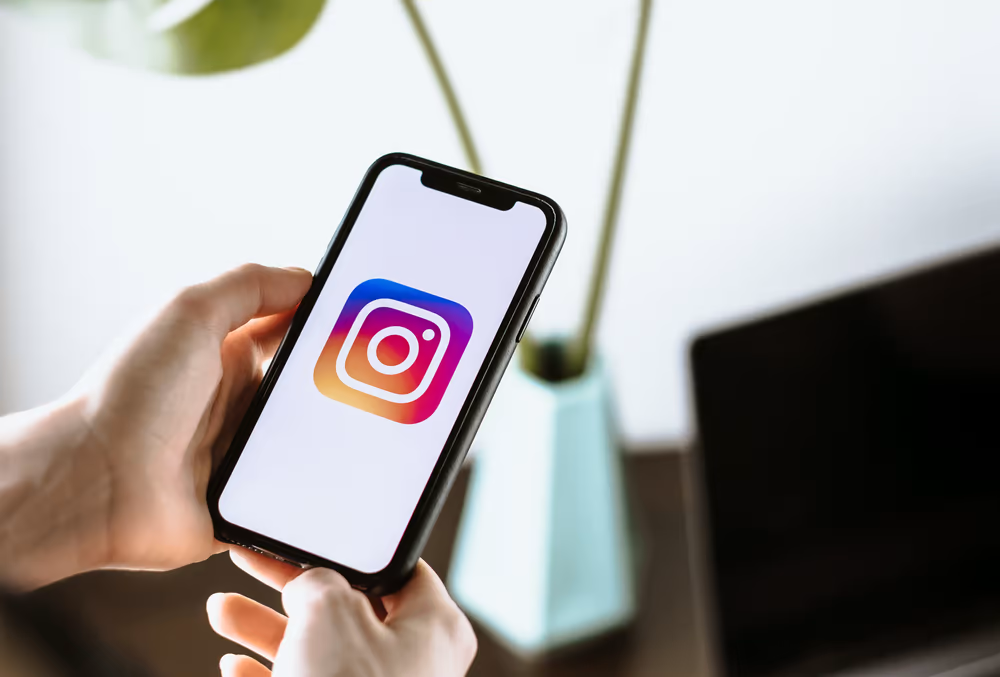 Pare Agora de Postar no Instagram: Faça Isso Antes! Postar no Instagram pode parecer algo simples, mas muitas vezes as pessoas negligenciam detalhes cruciais que afetam diretamente o alcance e o engajamento de suas publicações. Um erro comum é publicar conteúdos sem um planejamento estratégico, sem entender as necessidades do público-alvo ou sem aproveitar as ferramentas e funcionalidades da plataforma de forma eficaz. Isso resulta em postagens pouco atrativas, repetitivas e sem a consistência necessária para manter a visibilidade do perfil. 