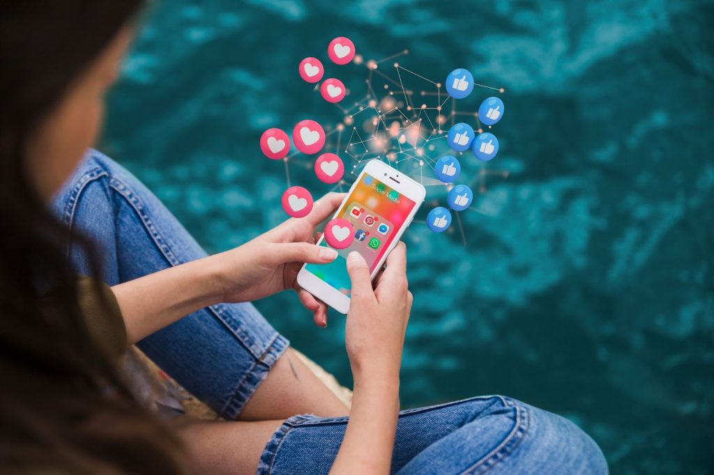 Pessoa olhando no celular como comprar seguidores no Instagram com teste grátis