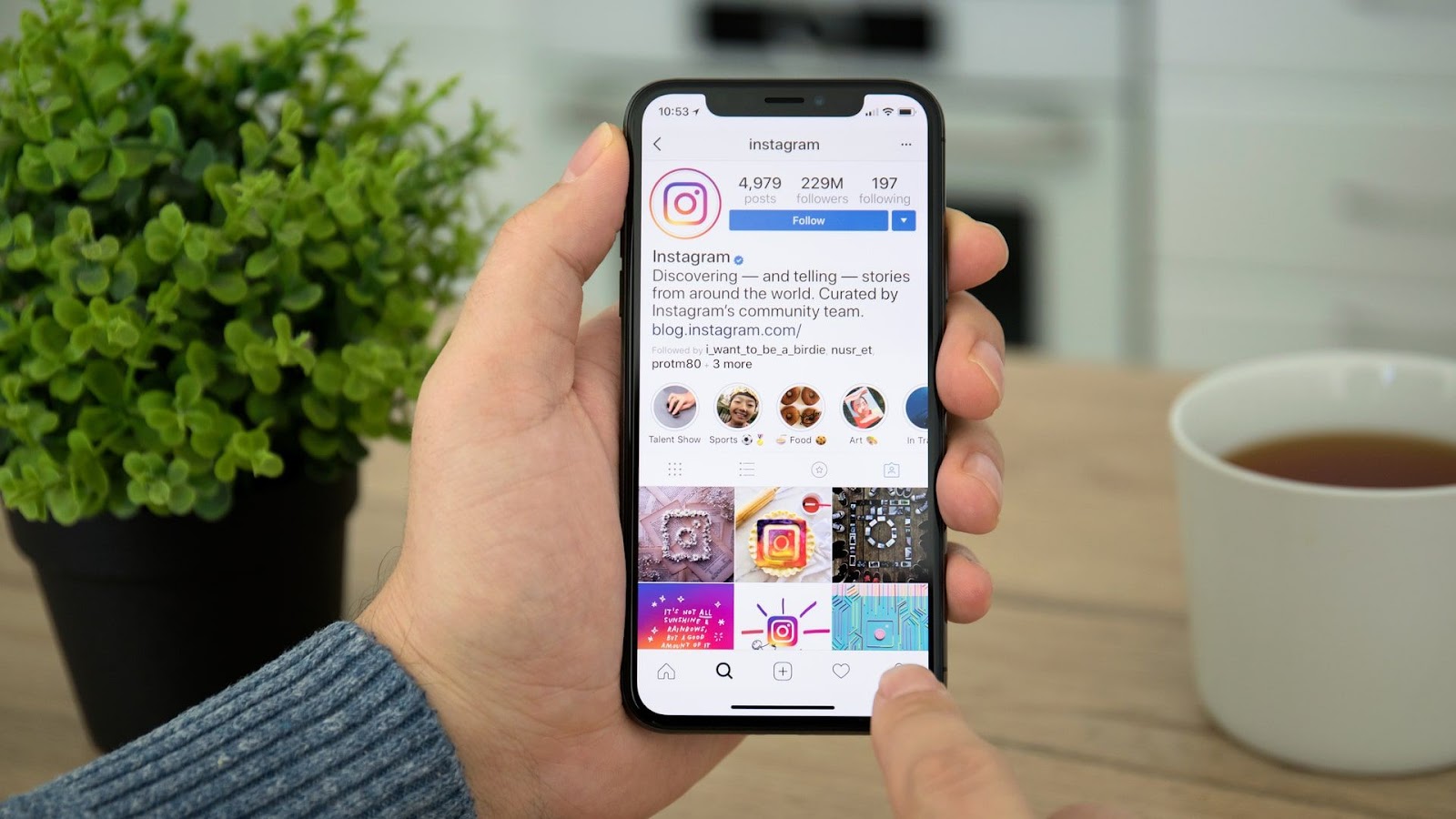 Comprar Seguidores no Instagram: Como Garantir Seguidores Reais e Brasileiros Com Teste Grátis 2025 3 Celular com perfil do instagram, simbolizando sucesso ao comprar seguidores no instagram com teste grátis