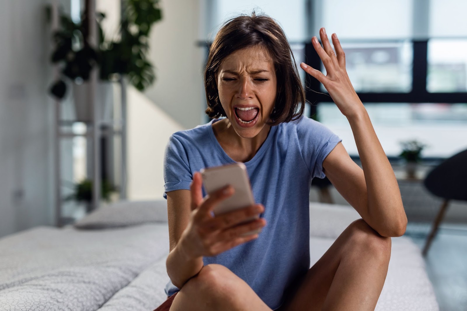 Comprar Seguidores no Instagram: Como Garantir Seguidores Reais e Brasileiros Com Teste Grátis 2025 6 Imagem de uma mulher desesperada ao comprar seguidores no Instagram em plataforma não confiável.