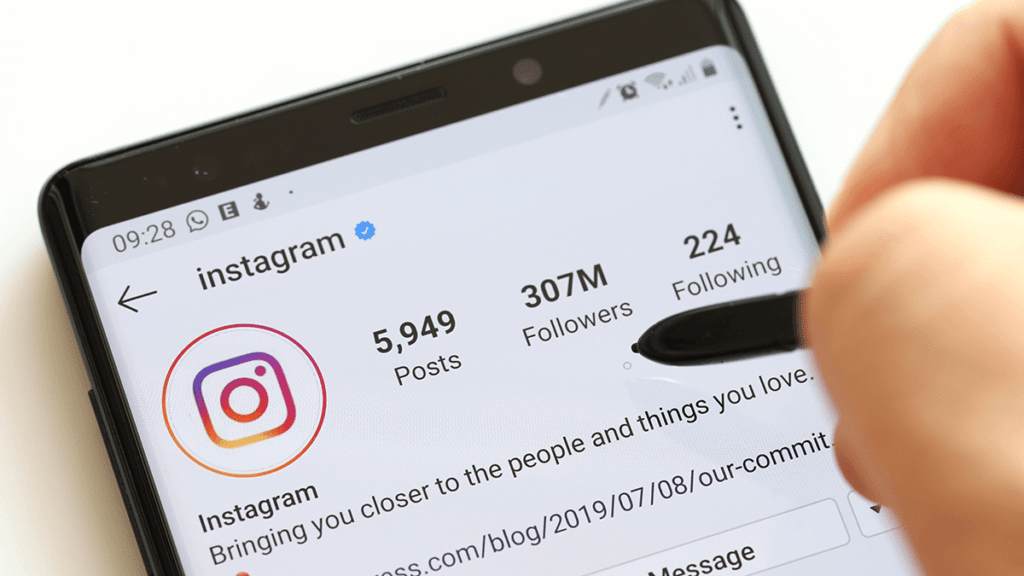 Aplicativo para Ganhar Seguidores no Instagram: A Melhor Escolha com Seguidores em Alta 1 Close-up de um smartphone mostrando o perfil do Instagram com um grande número de seguidores e publicações. A imagem foca na popularidade de contas e na crescente demanda por um aplicativo para ganhar seguidores.