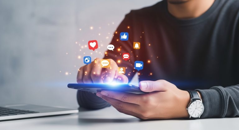 A imagem de alguém engajado com seu smartphone, com diversos símbolos de interação social, destaca a importância do engajamento. Isso sugere que o artigo ou conteúdo aborda como descobrir e aplicar os melhores 'Horários para Postar Reels no Instagram' para garantir que seu conteúdo seja visto pelo maior número de pessoas.