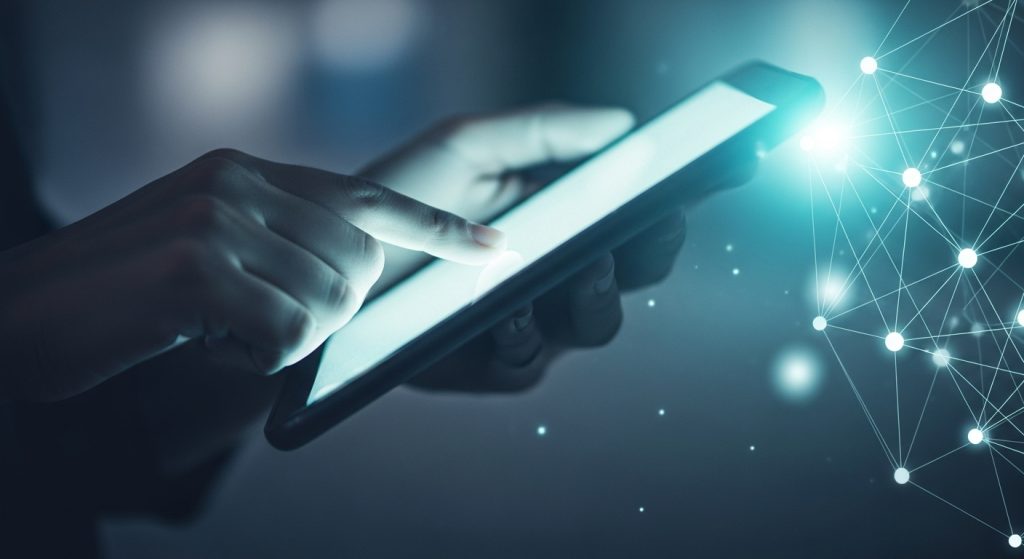 Melhores Horários para Postar Reels no Instagram: Maximize Seu Alcance e Engajamento 2 A imagem de uma pessoa engajada com um iphone em um ambiente conectado, destaca a importância da distribuição estratégica de conteúdo. Isso sugere que o artigo ou conteúdo aborda como escolher os 'Horários para Postar Reels no Instagram' para maximizar a entrega e o impacto de suas publicações na vasta rede social.