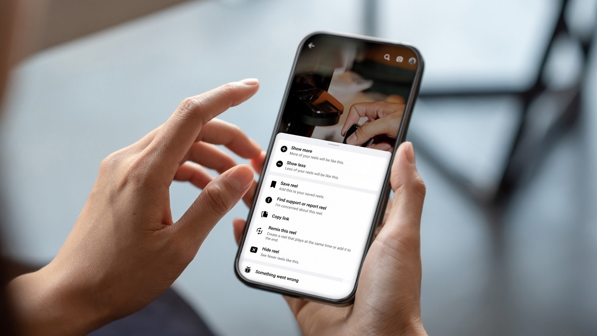 Pessoa utilizando o menu de opções em um vídeo do Instagram, representando ações como ocultar, denunciar ou apagar comentários ofensivos ou indesejados.