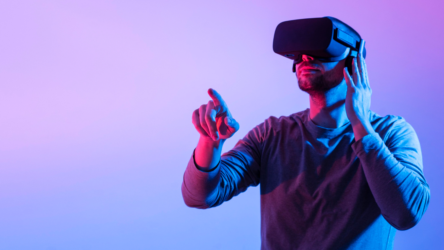 Marketing de Experiência Integrado a Tendências de Consumo Digital 2 A imagem de um indivíduo explorando uma experiência de realidade virtual, com foco na interação e no engajamento sensorial. Isso exemplifica como o marketing de experiência utiliza a VR para proporcionar vivências únicas e impactantes aos clientes.