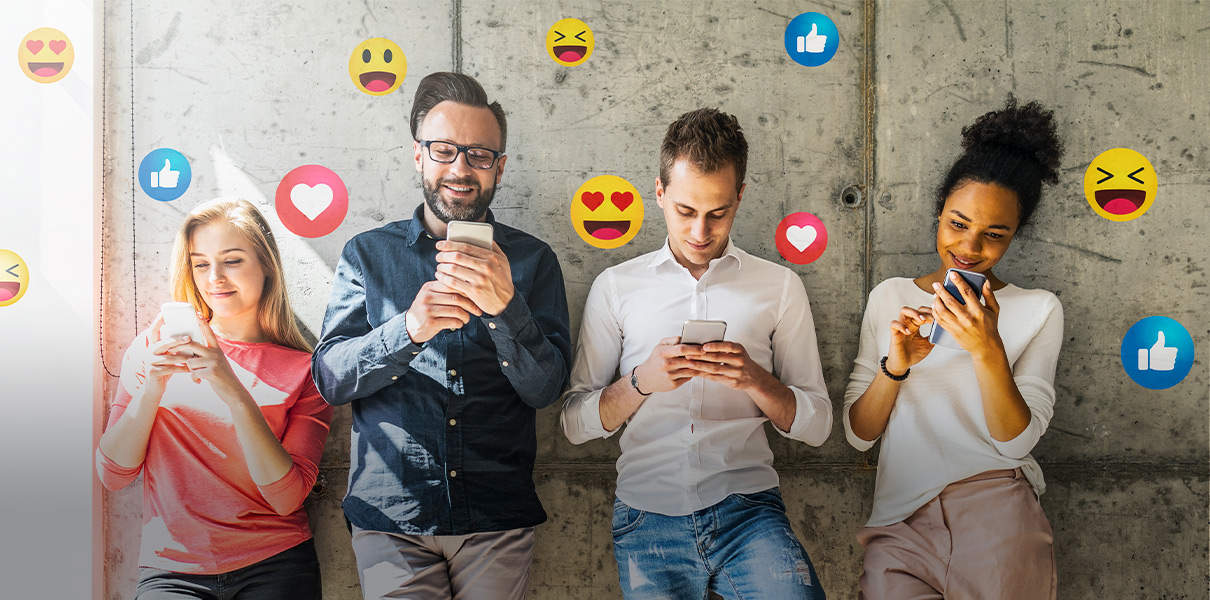 Duas Dicas Para Ganhar Muitos Seguidores no Instagram: Estratégias Simples e Eficazes 2 quatro pessoas mexendo em seu celular descobrindo duas dicas para ganhar muitos seguidores no instagram