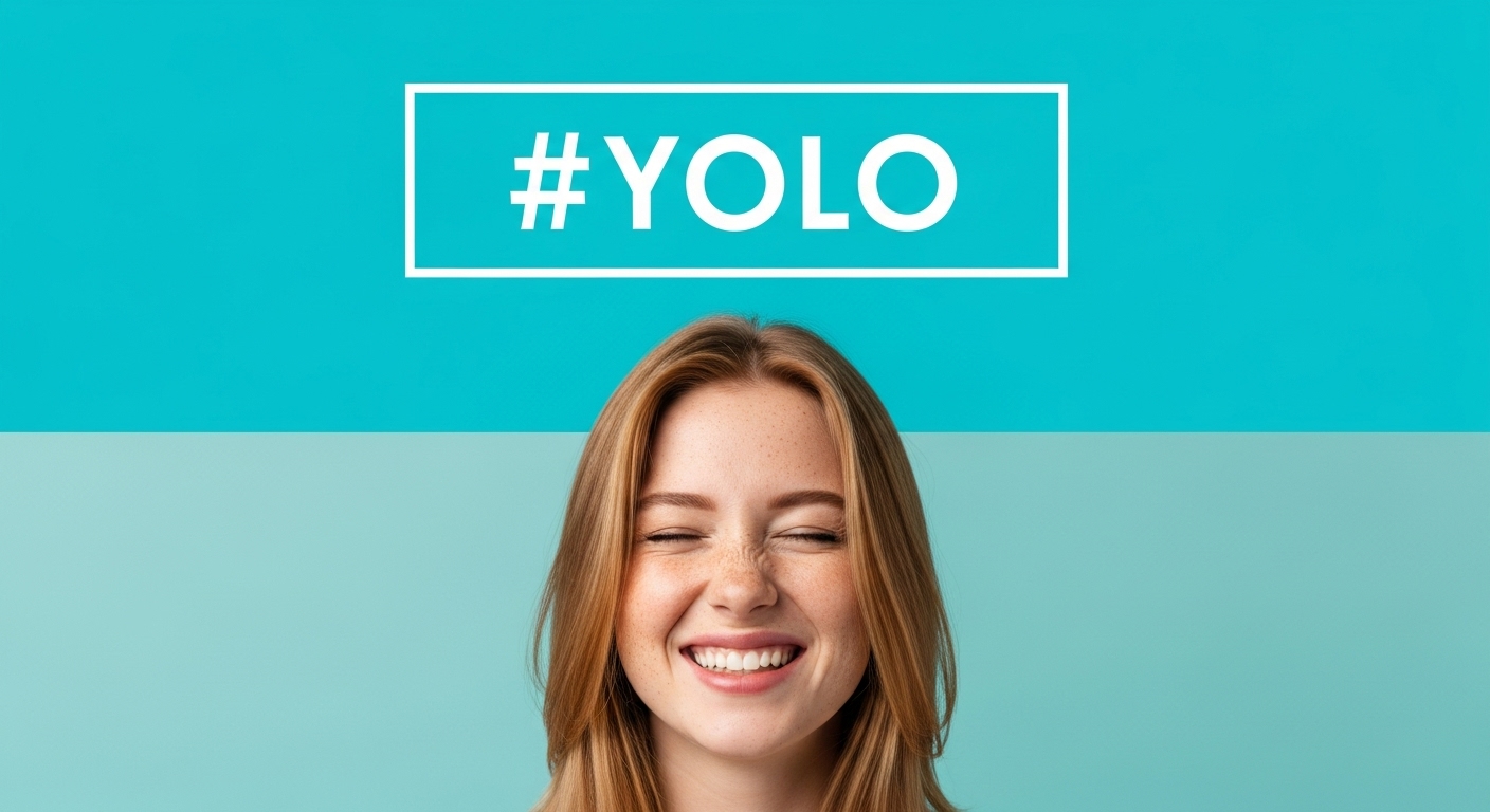 Uma pessoa sorrindo com a hashtag '#YOLO' acima. A imagem pode estar relacionada com a liberdade e otimismo que uma boa estratégia de SEO para redes sociais pode proporcionar.