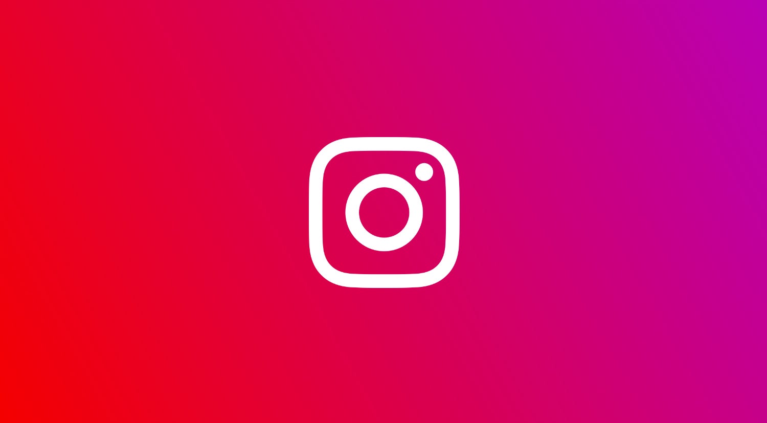 O logotipo branco do Instagram em um fundo degradê de vermelho para roxo. A imagem simboliza a plataforma Instagram como um foco para estratégias de SEO para redes sociais.