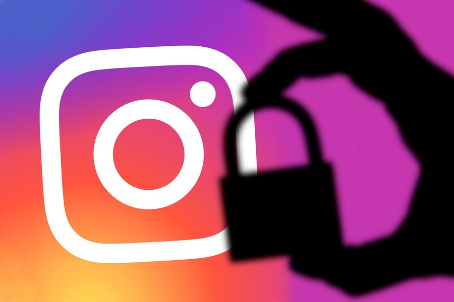 A silhueta de uma mão segurando um cadeado sobre o logo do Instagram, indicando segurança e controle sobre a conta. A imagem simboliza o processo de comprar seguidores e como alguns usuários buscam proteger suas contas enquanto aumentam artificialmente seu número de seguidores.