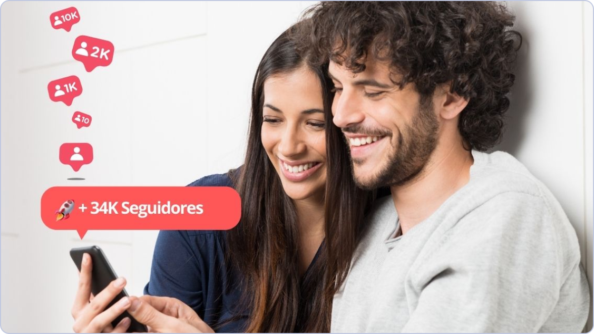 Um casal sorridente está olhando para um celular, enquanto vários ícones de seguidores surgem acima da tela, mostrando números como "10K", "2K" e "1K". Na parte inferior da imagem, um balão vermelho com um ícone de foguete exibe a mensagem "+34K Seguidores". Essa imagem sugere a satisfação de comprar seguidores para aumentar a popularidade no Instagram.