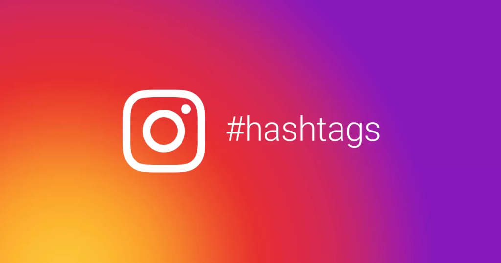 Logotipo do Instagram sobre um fundo com um degradê vibrante de laranja, rosa e roxo, acompanhado da palavra "#hashtags". A imagem destaca o papel fundamental das hashtags para Instagram na descoberta de conteúdos e no crescimento do perfil.