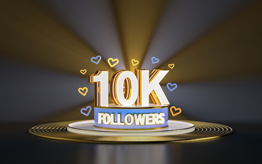 Uma placa dourada e brilhante exibe o texto "10K FOLLOWERS" sobre uma base iluminada, simbolizando o marco de conquistar 10 mil seguidores no Instagram. Corações azuis e dourados flutuam ao redor, reforçando o engajamento e a popularidade nas redes sociais.