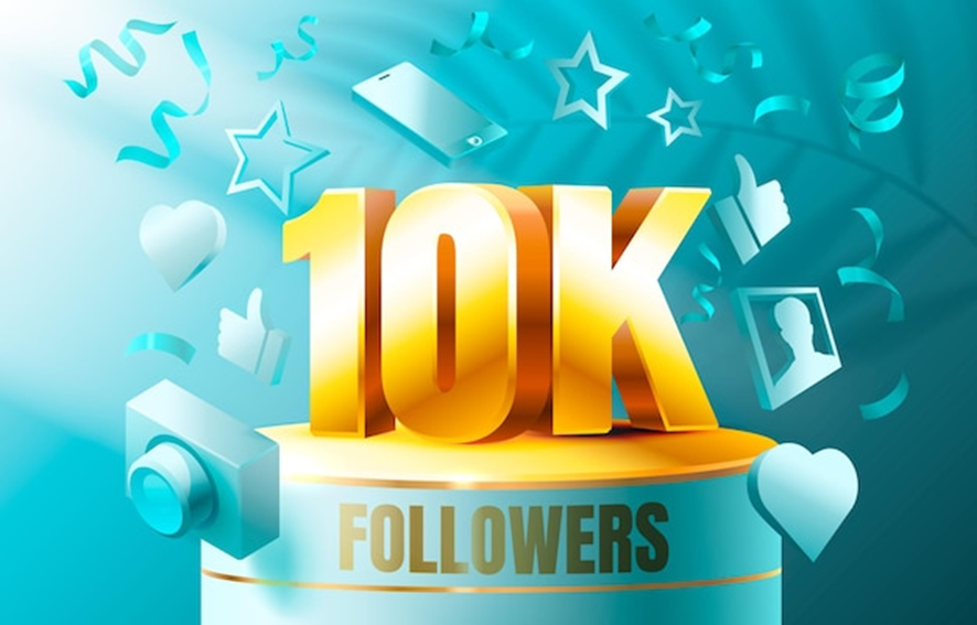 Um design vibrante e moderno destaca um troféu dourado com os dizeres "10K FOLLOWERS", cercado por ícones de redes sociais como curtidas, seguidores e câmeras. A imagem representa a conquista de 10 mil seguidores no Instagram, um marco importante para influenciadores e marcas em crescimento.