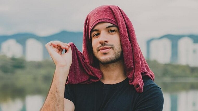 Diego Cruz parado pra foto com um camiseta na cabeça. Representando os maiores Influenciadores rio de janeiro