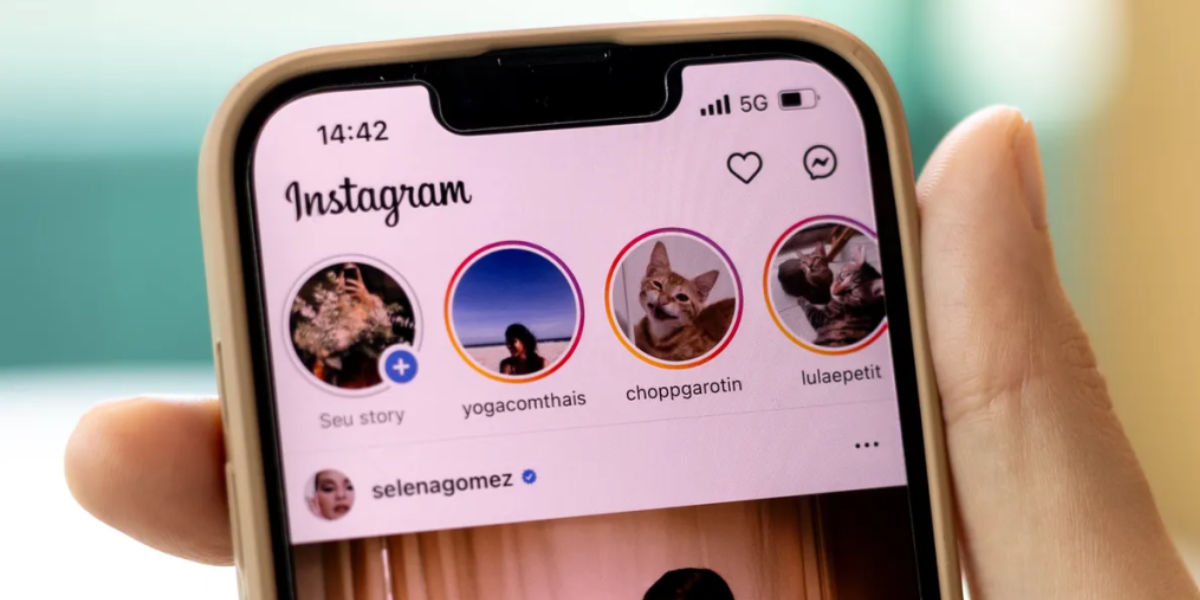 um usuário do Instagram visualizando os Stories de outros, com a interface de histórias visível. Postar regularmente nos Stories é uma estratégia eficaz para ganhar seguidores no Instagram, mantendo o público engajado e atraindo novos seguidores.