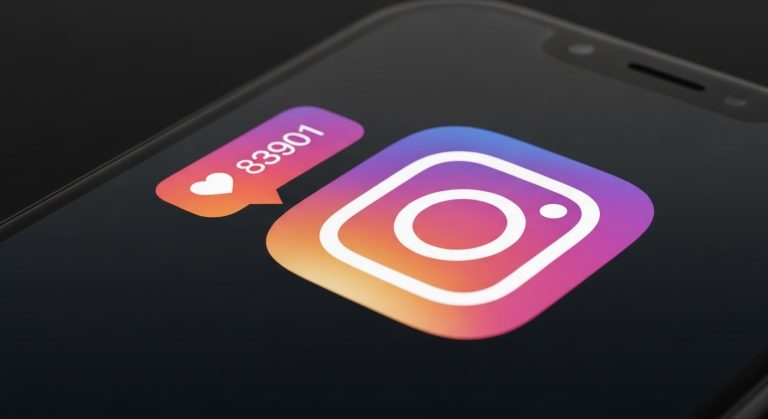 logo do instagram dentro de um iphone com corações de novos seguidores, simbolizando a importancia do marketing de influência