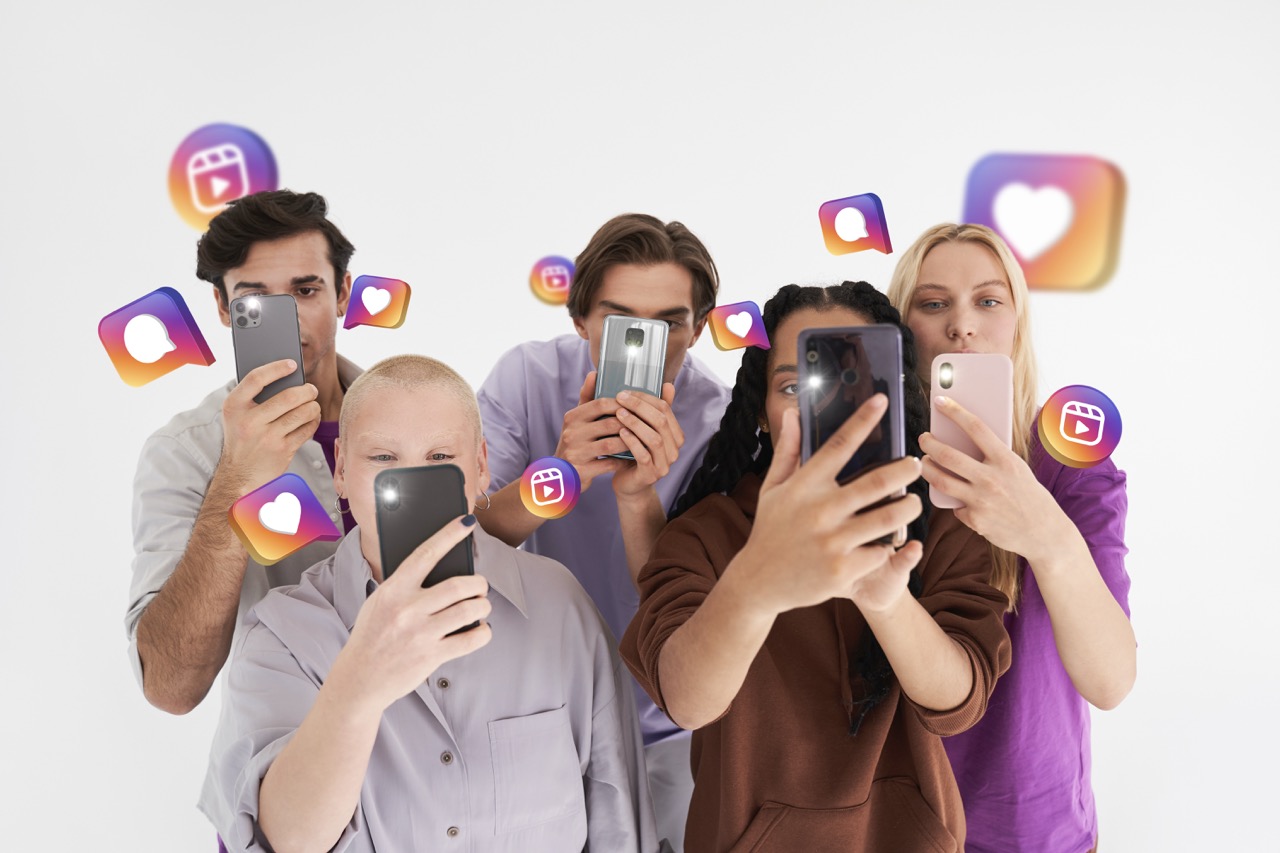 TOP 15 influenciadores de BH em 2025: Os Maiores Nomes do Cenário Digital de Minas 3 Grupo de influenciadores digitais gravando vídeos e tirando selfies com seus smartphones, cercados por ícones de redes sociais, representando o engajamento e a criação de conteúdo online, influenciadora